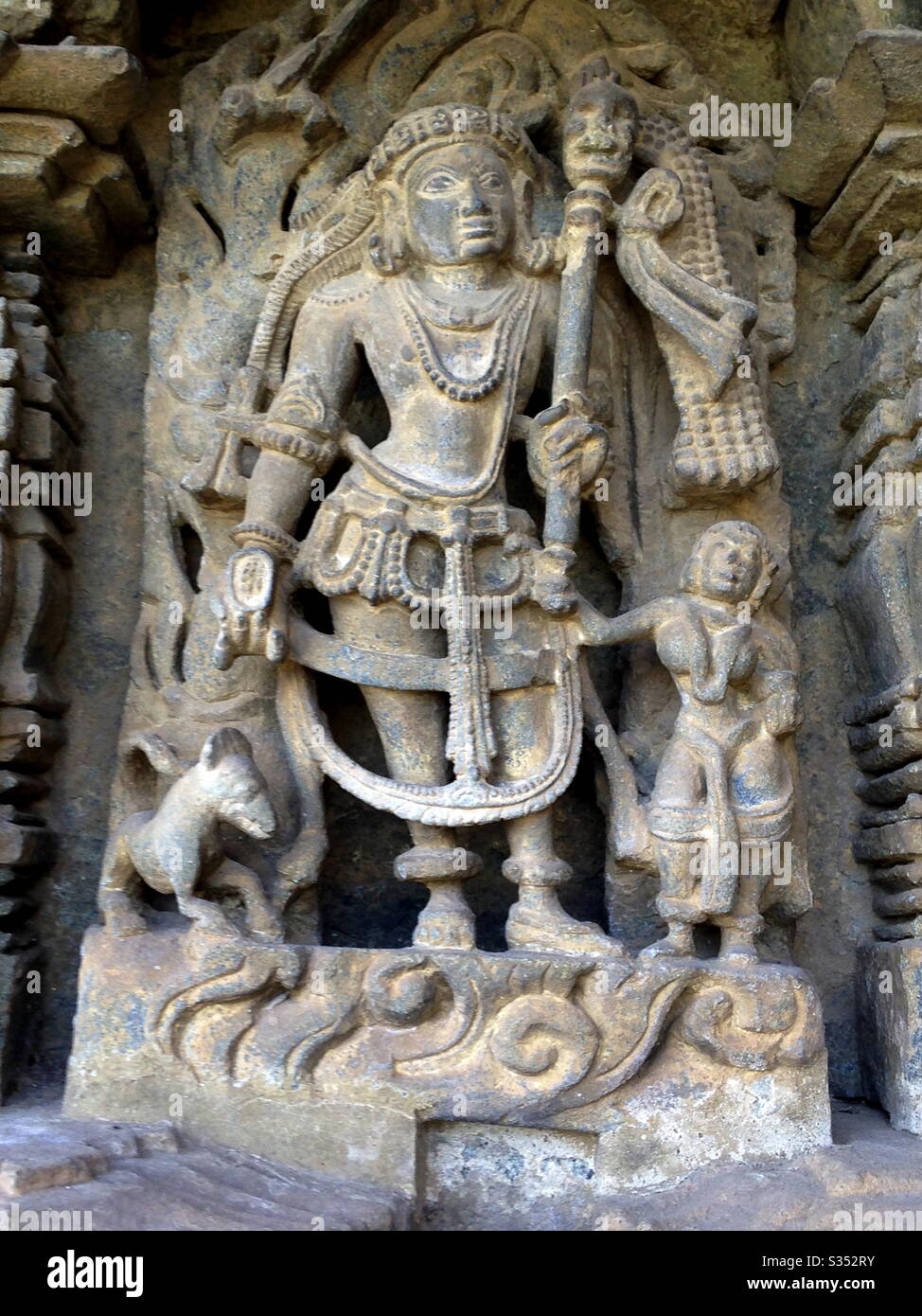 Scultura finemente intagliata di dio indù nel tempio di Chennakeshava a Belur nello stato di Karnataka, India. Foto Stock