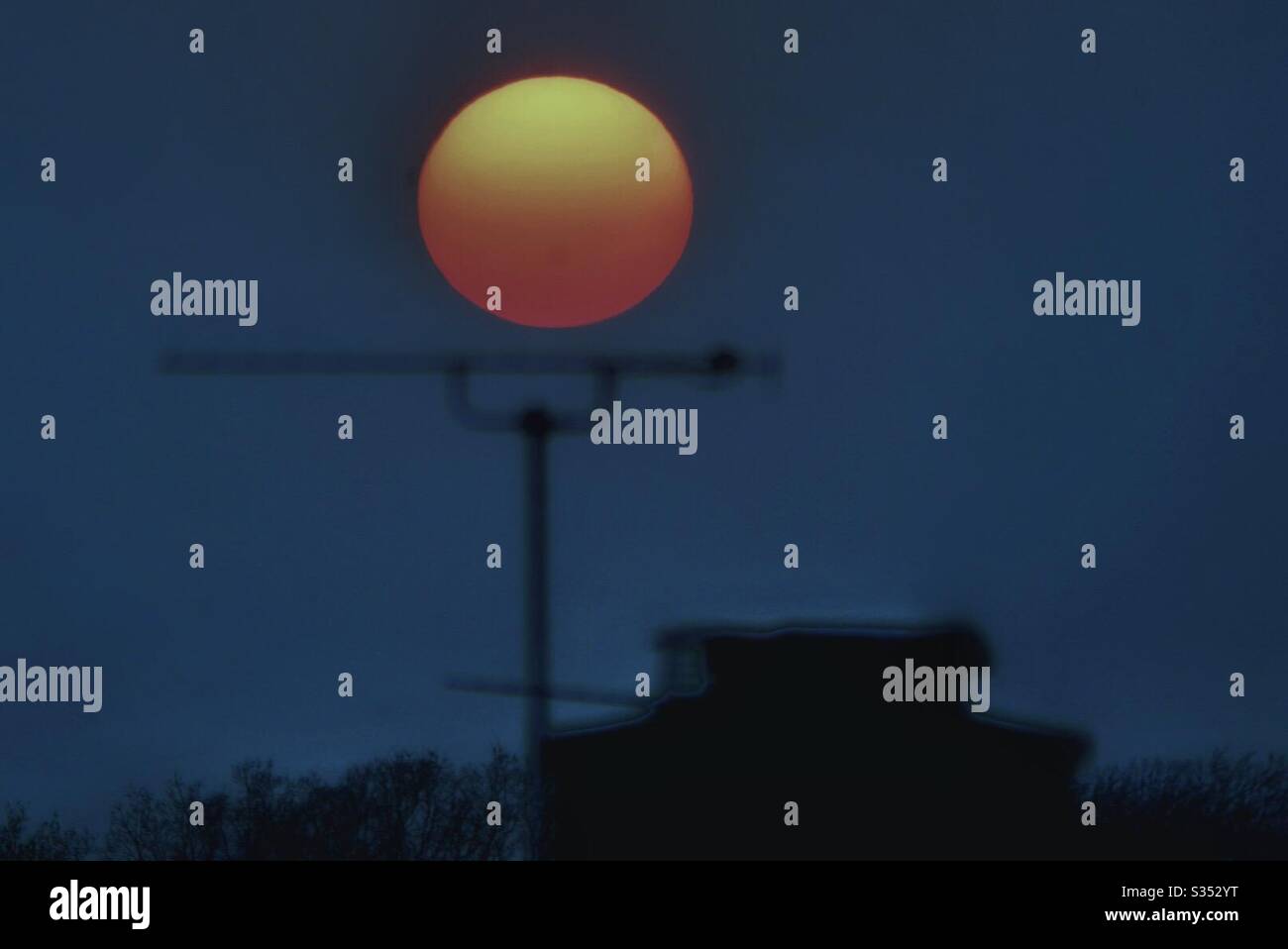 Tramonto spettacolare su Londra. - Immagine stock catturata con smartphone