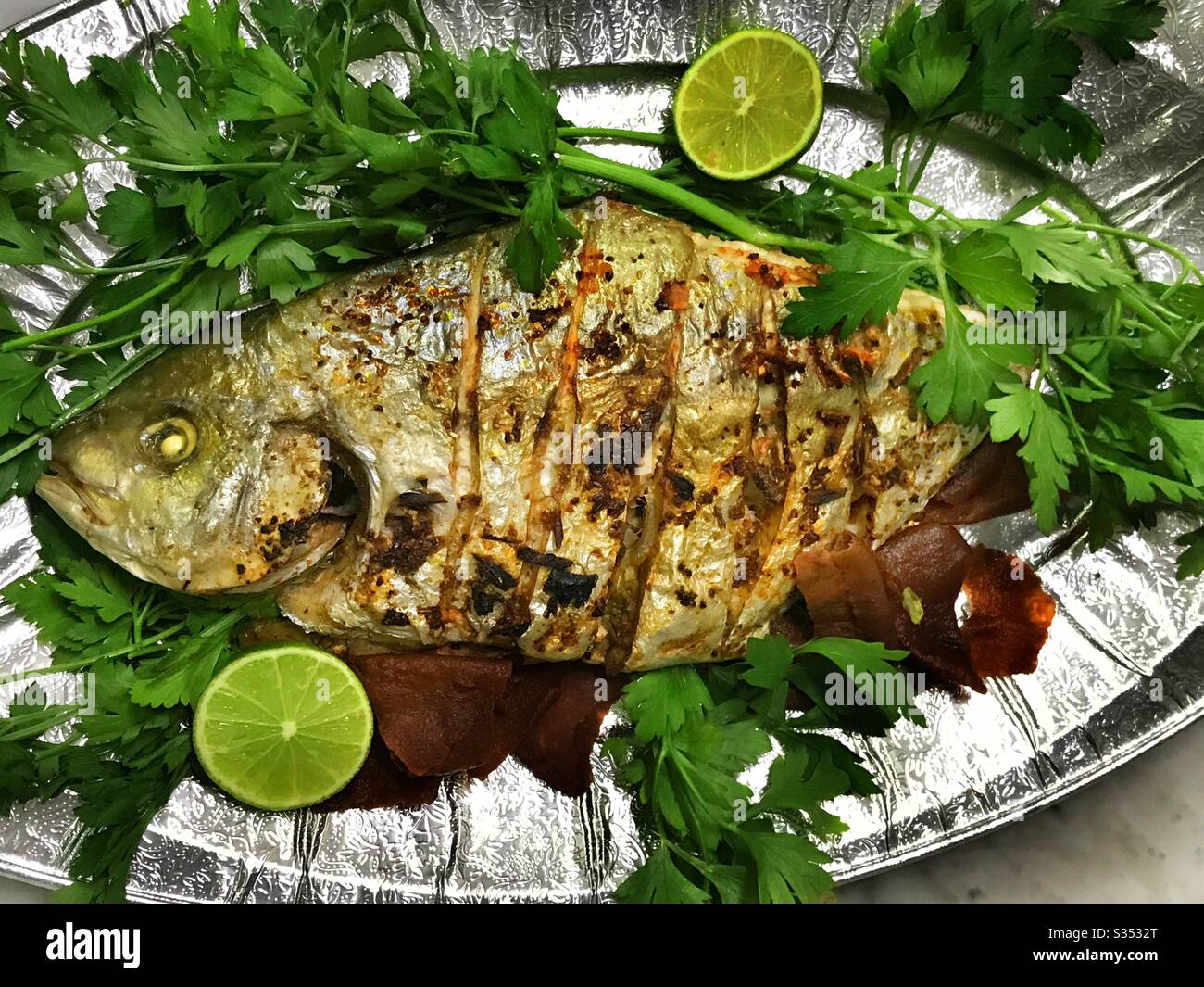 Pesce pronto a mangiare: Pesce cotto al forno con alcune decorazioni Foto  stock - Alamy