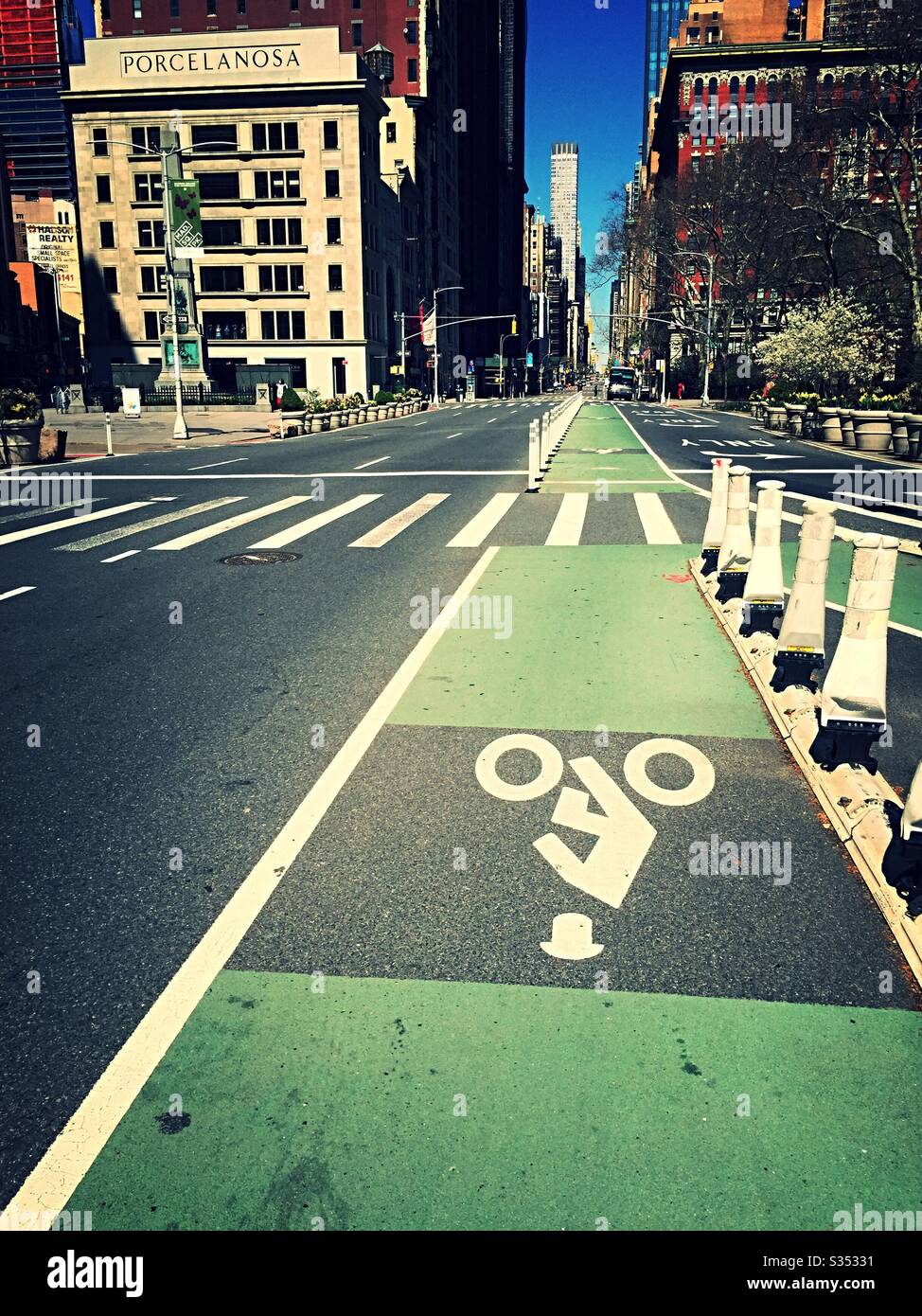 Fifth Avenue, con piste ciclabili a Madison Square, il Park è deserto a causa delle sanzioni contro i coronavirus, New York, USA, aprile 2020 - Immagine stock catturata con smartphone
