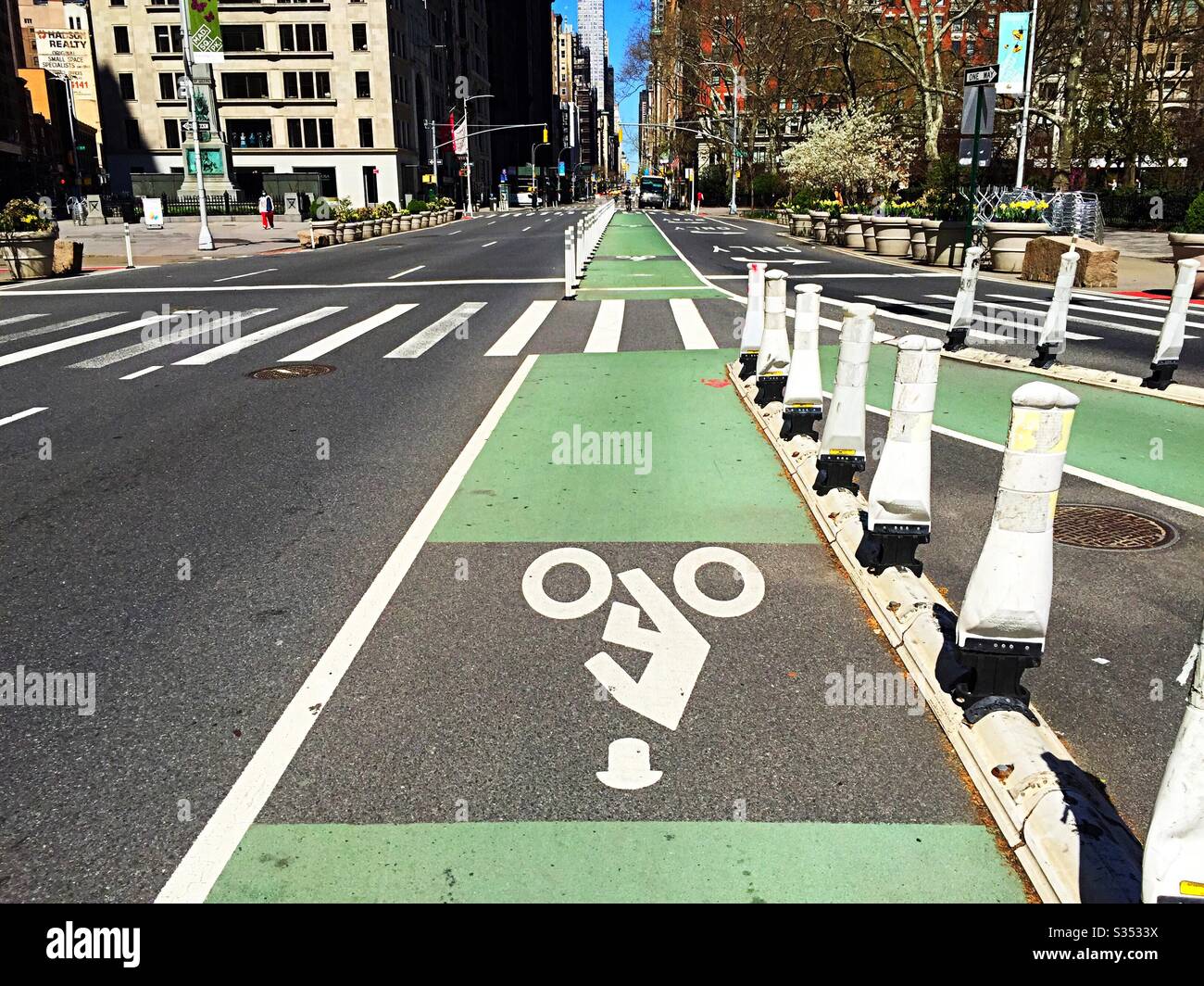 Quinta strada per includere piste ciclabili sono vuoti a causa delle sanzioni coronavirus, NYC, USA, aprile 2020 - Immagine stock catturata con smartphone