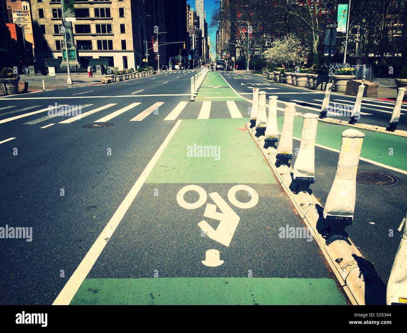La quinta strada che include piste ciclabili è deserta durante le sanzioni COVID-19, NYC, USA, aprile 2020 - Immagine stock catturata con smartphone