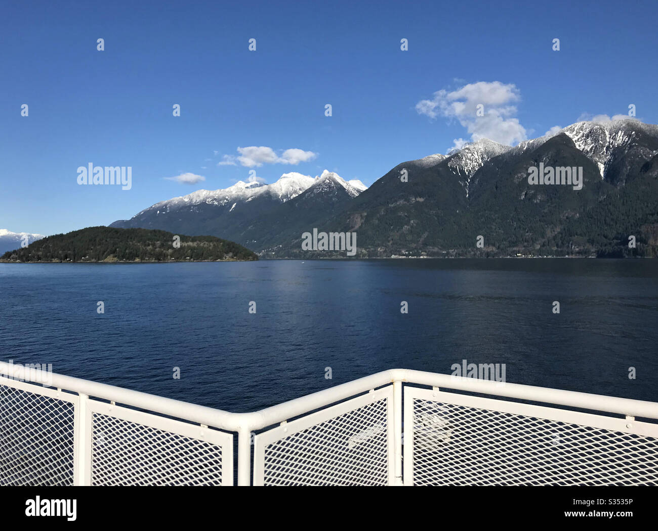 Montagne costiere della British Columbia vicino a Vancouver come visto da un traghetto BC lungo il tragitto per la Sunshine Coast. - Immagine stock catturata con smartphone