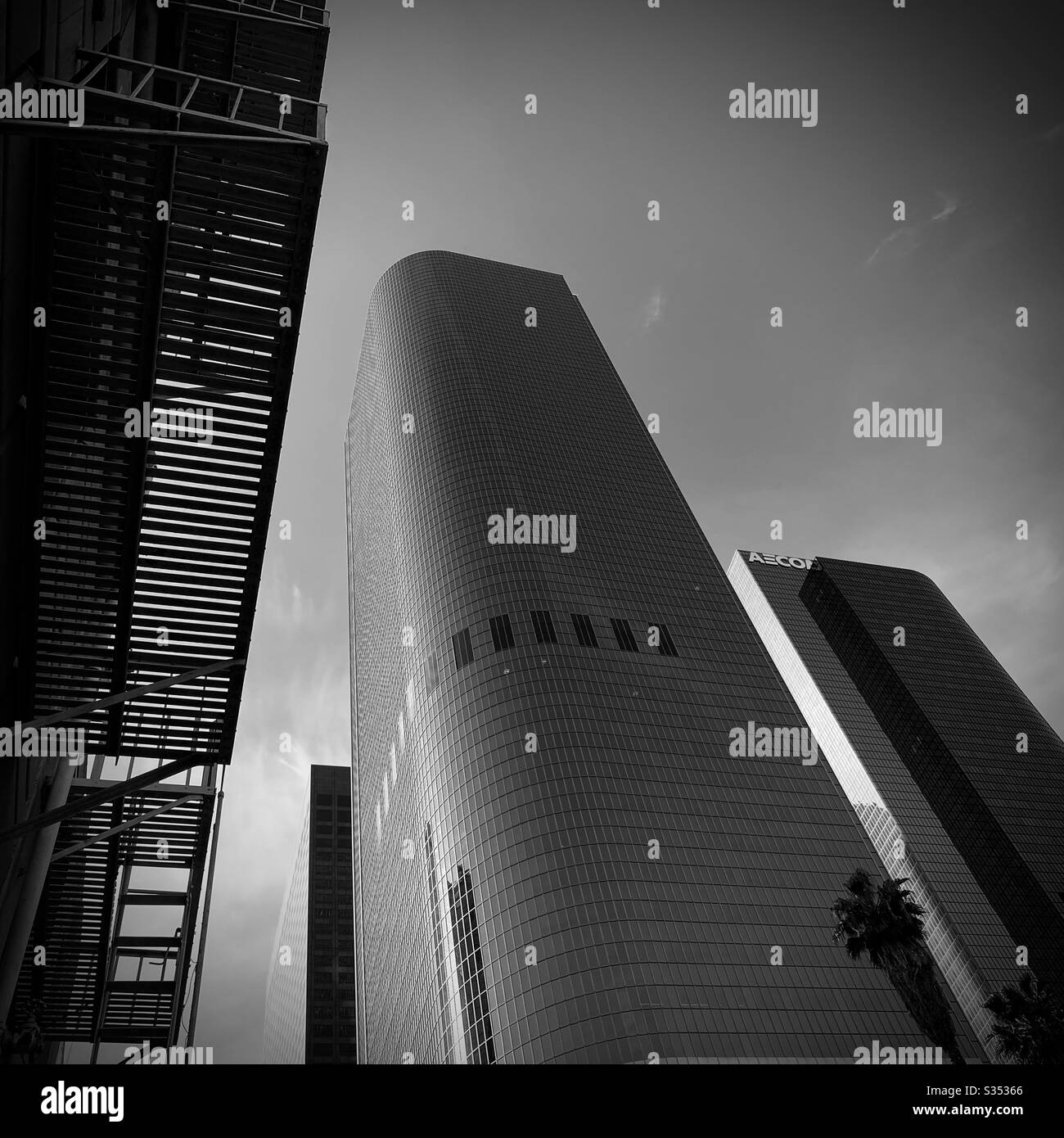 LOS ANGELES, California, 2020 MARZO: Grattacieli al California Plaza, quartiere finanziario, centro città, con fuga di fuoco su edifici vicini, in primo piano. Bianco e nero - Immagine stock catturata con smartphone