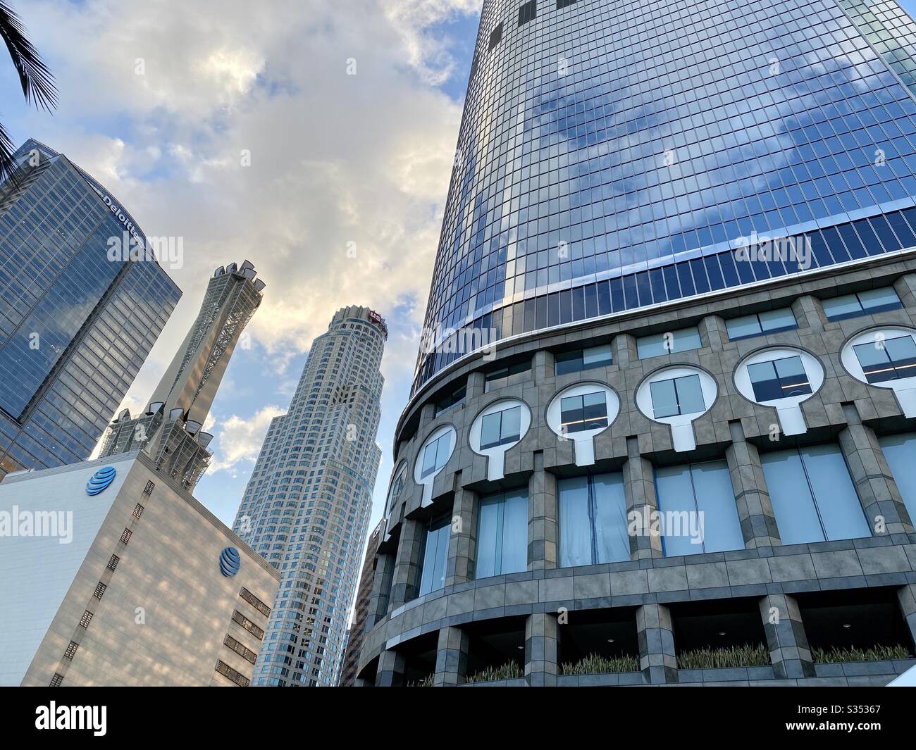 LOS ANGELES, California, 2020 MARZO: LA US Bank Tower e gli alti edifici vicini hanno visto il fondo del grattacielo al California Plaza nel centro della città in un giorno nuvoloso - Immagine stock catturata con smartphone