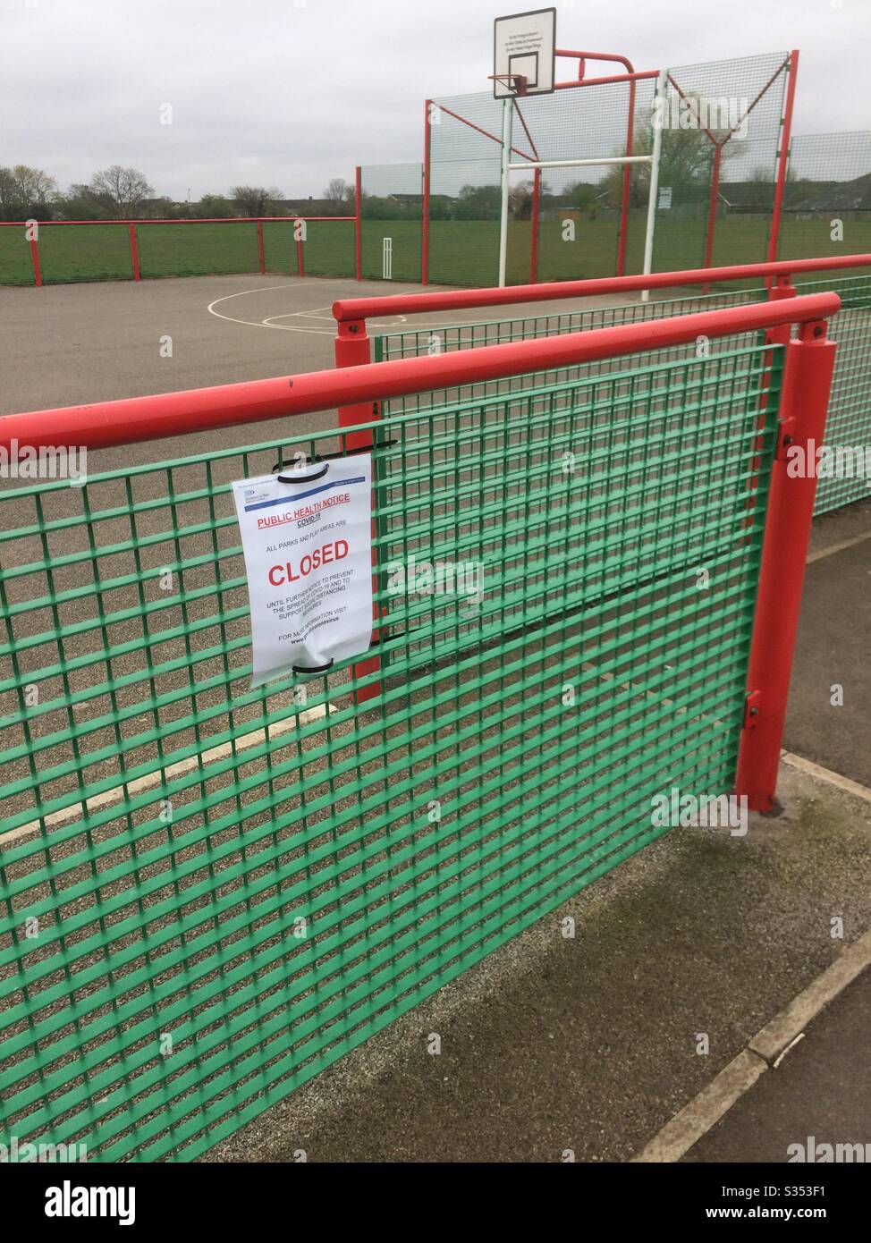 Avviso sulla recinzione del parco giochi di pallacanestro che l'area chiusa a causa della pandemia di Coronavirus Foto Stock