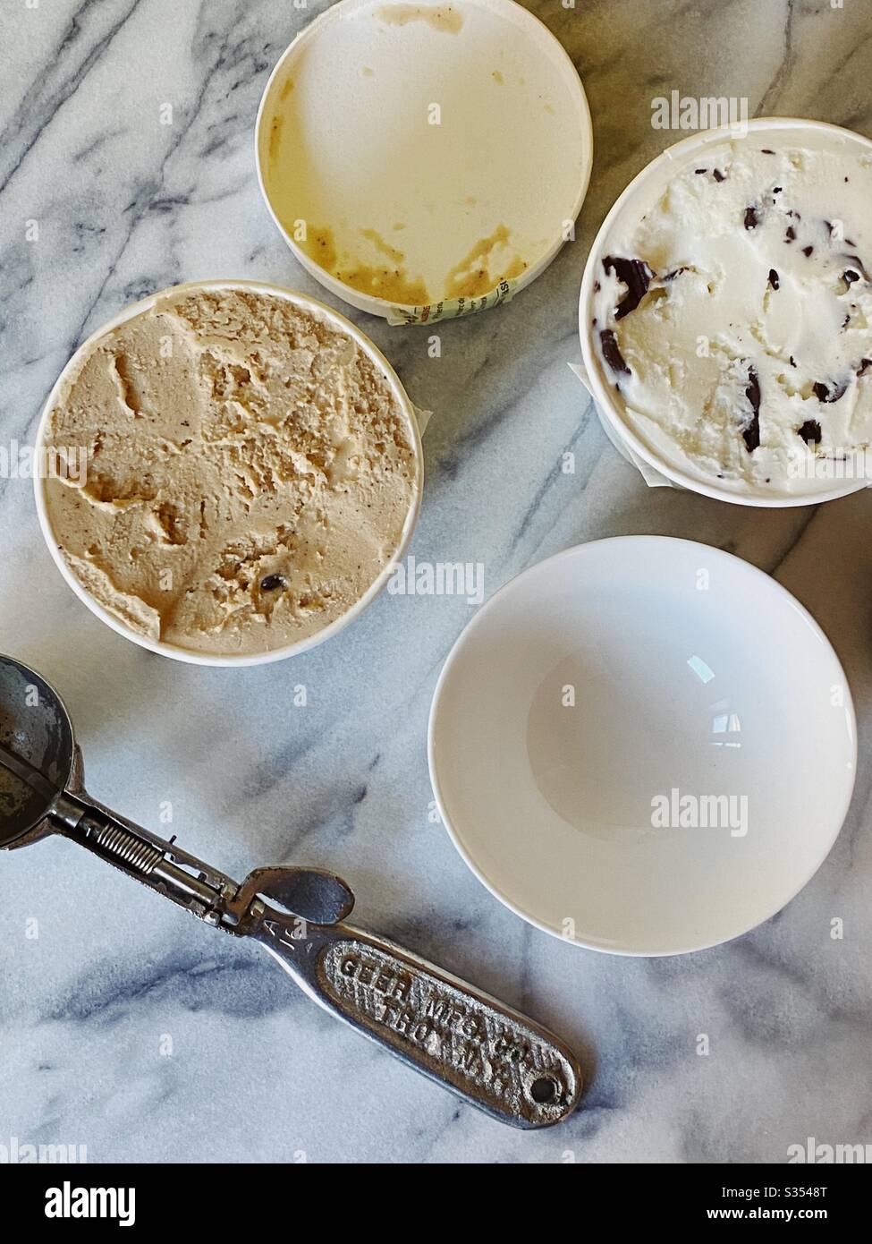 Caffè e gelato alla Stracciatella con ciotola e scoop gelato Foto Stock