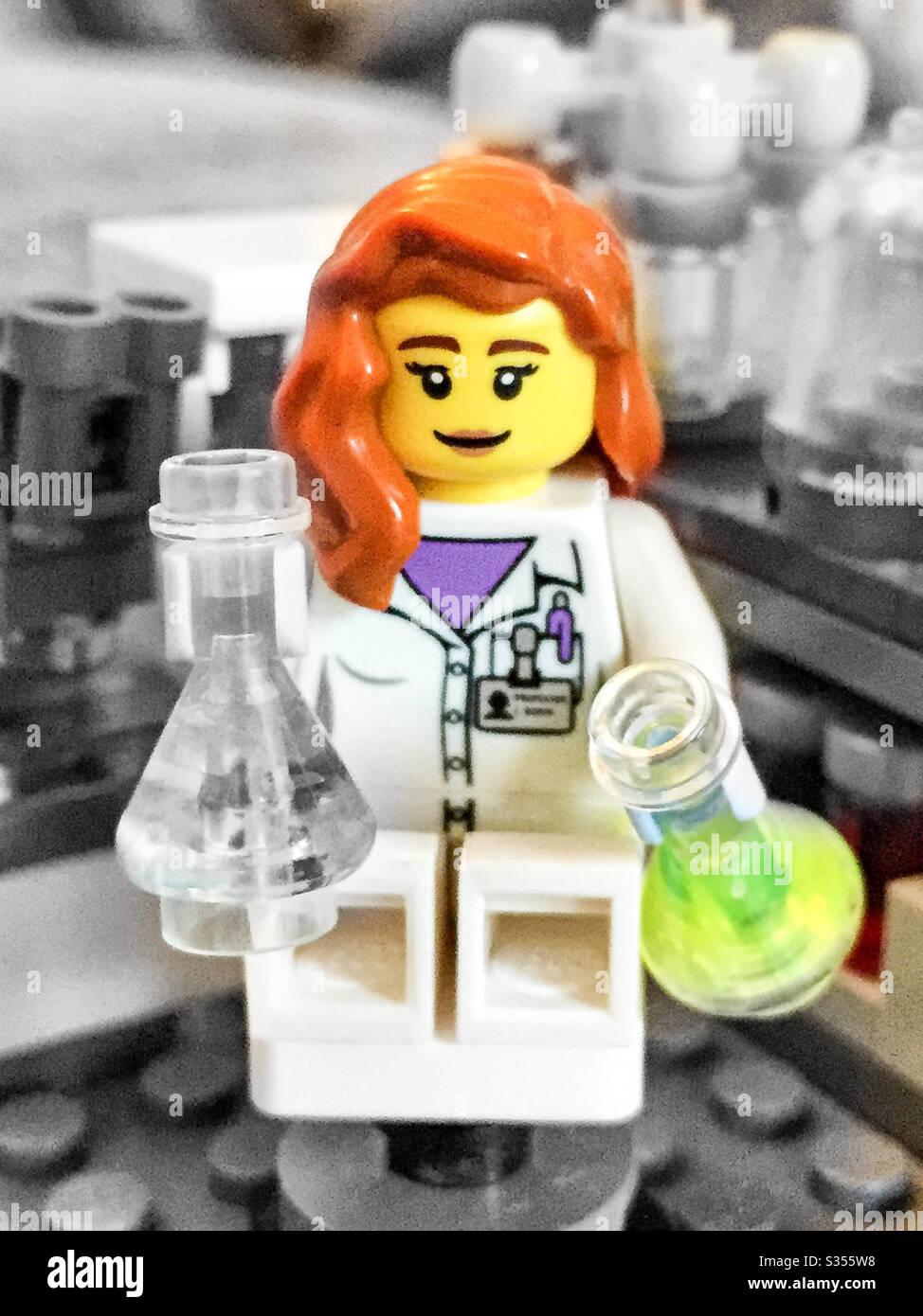 Ricerca medica per la cura e il vaccino del coronavirus covid-19. Operatori chiave di front line NHS. Scienziato e medico professionista - Immagine stock catturata con smartphone