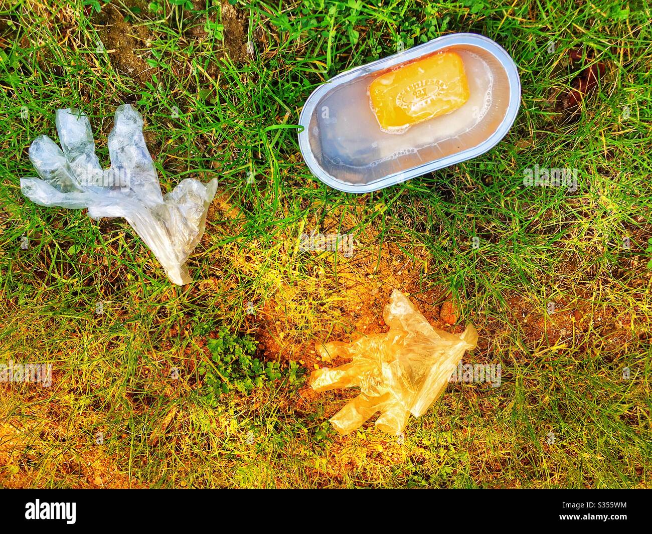 Guanti monouso in plastica, sapone e acqua utilizzati per lavare le mani nella lotta contro Coronavirus - Immagine stock catturata con smartphone