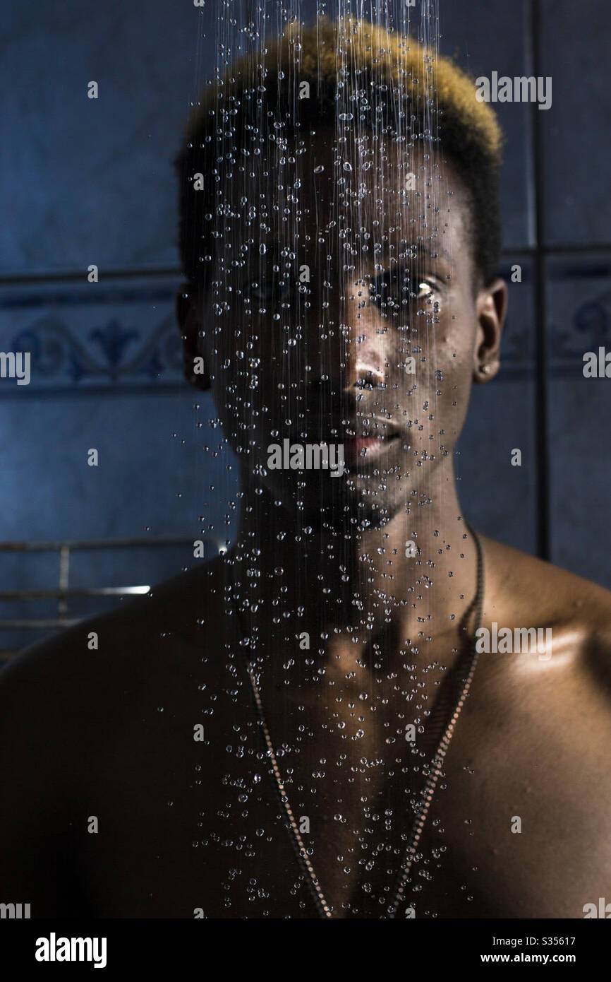 Uomo in piedi che fissa mentre l'acqua sta correndo davanti a lui Foto Stock