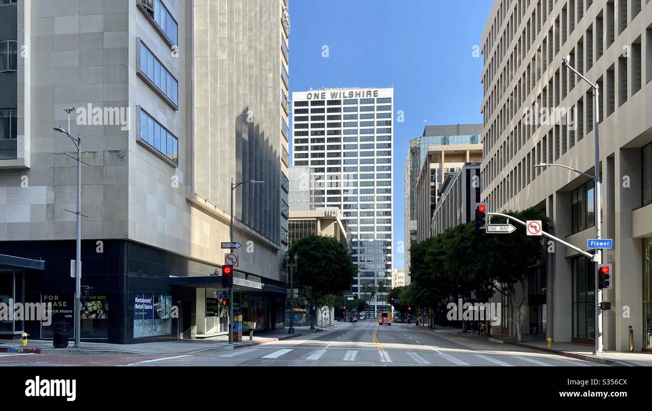 LOS ANGELES, CA, MAR 2020: Vista lungo Wilshire Blvd all'incrocio con Flower St nel centro città, guardando verso un edificio di uffici Wilshire, - Immagine stock catturata con smartphone