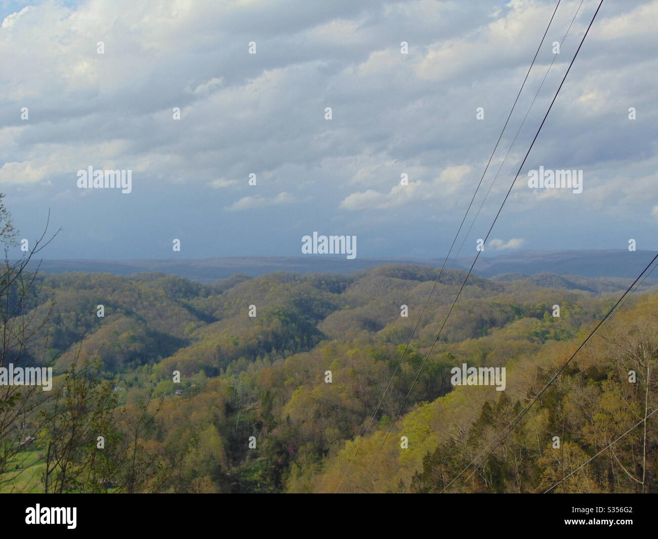 Trova la pace nelle colline ondulate e perditi nel mondo Foto Stock