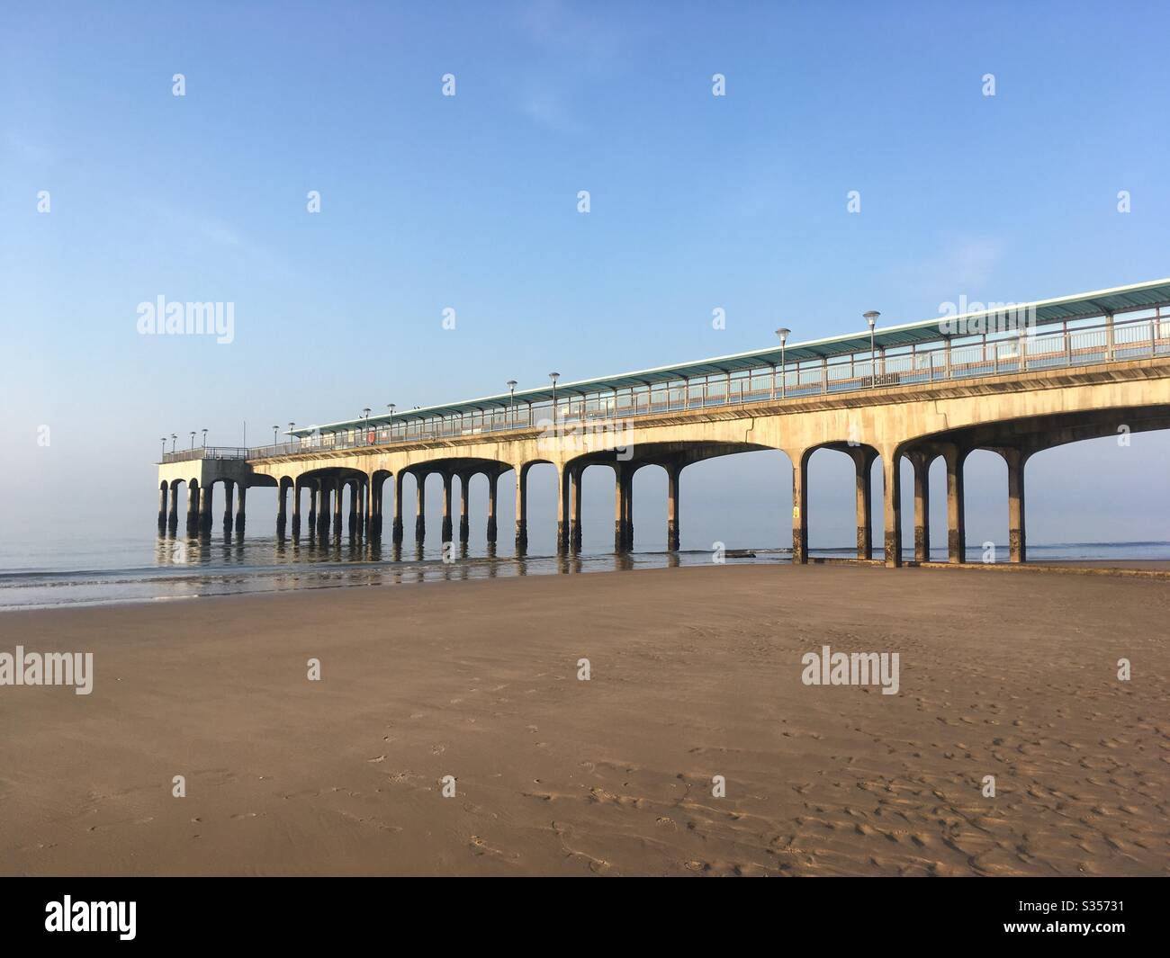 Il molo di Boscombe, Bournemouth, Dorset, UK, è chiuso durante l'orario di chiusura di Coronavirus Foto Stock