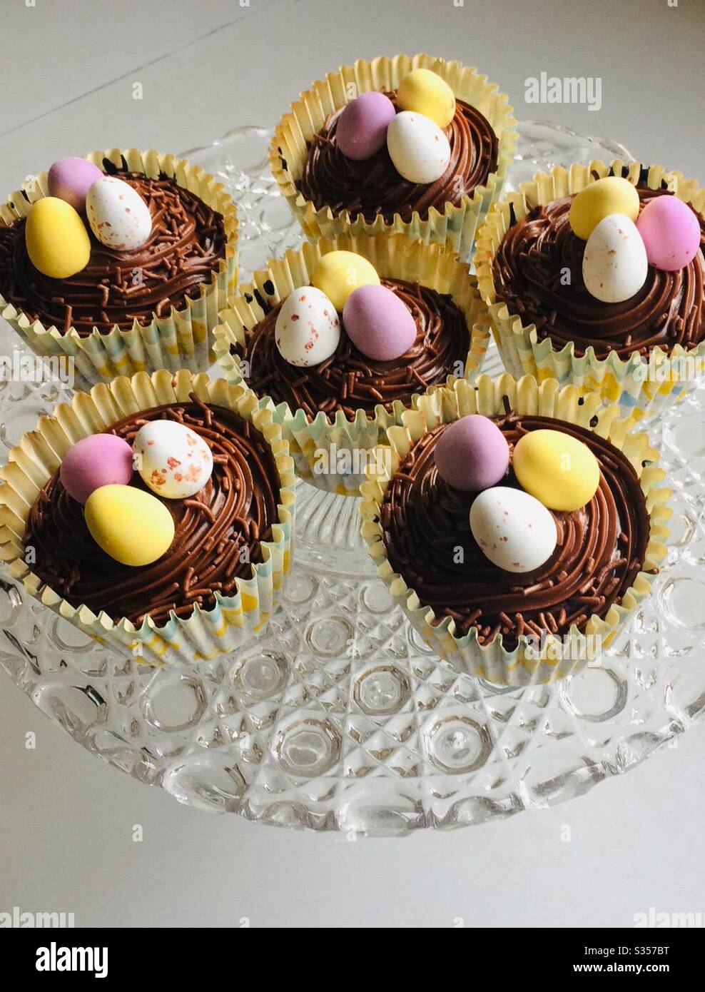 Tortini di Pasqua decorati con mini uova di cioccolato Foto Stock