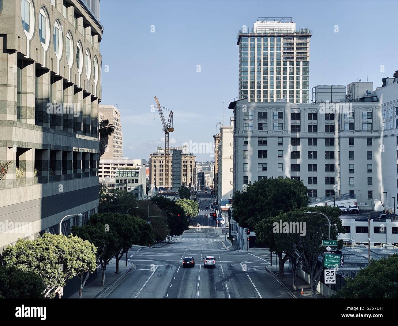 LOS ANGELES, CA, MAR 2020: Vista ovest sulla 4a strada con base 2 Cal Plaza grattacielo sulla sinistra, più la costruzione di nuovi edifici alti dietro edifici vecchi ristrutturati. - Immagine stock catturata con smartphone