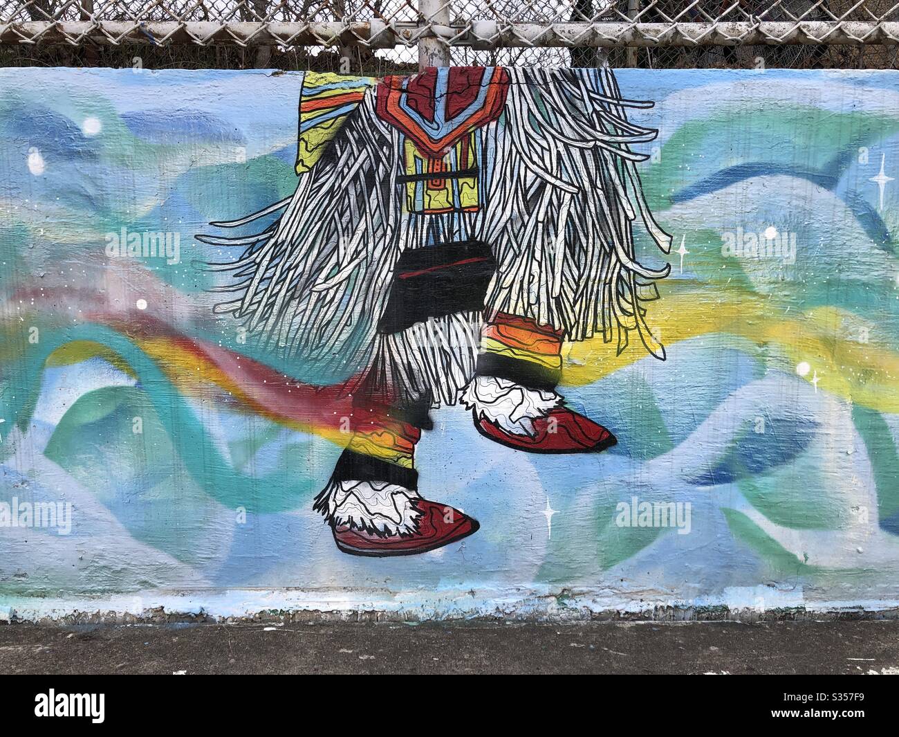 Il murale dei graffiti urbani in onore del patrimonio della First Nation. - Immagine stock catturata con smartphone