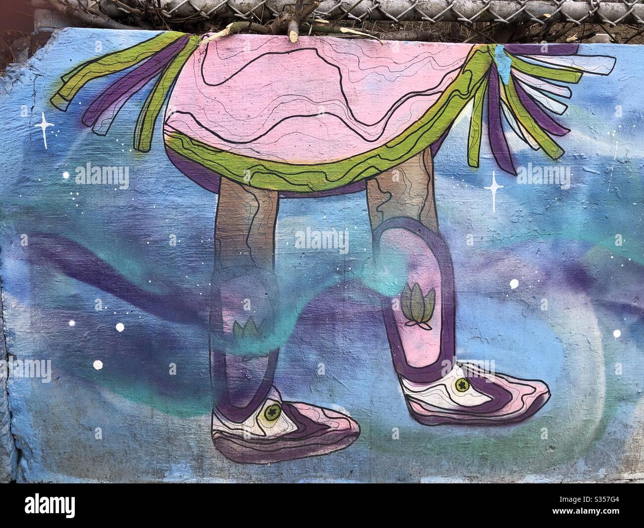 Il murale dei graffiti urbani in onore del patrimonio della First Nation. - Immagine stock catturata con smartphone