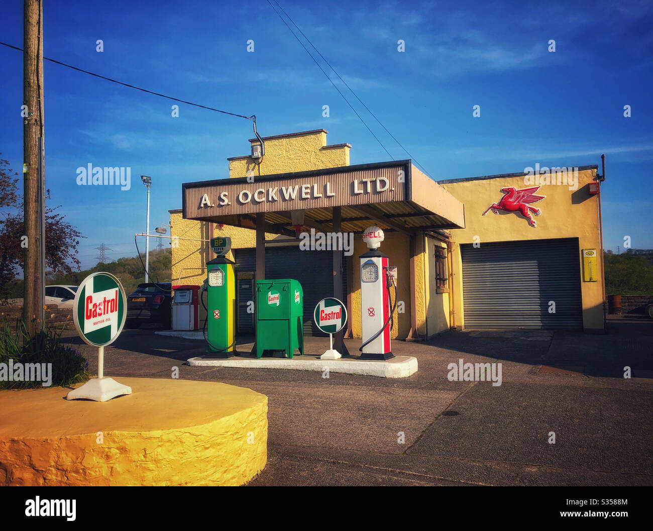 Garage e officina di riparazione in stile retrò a Peterston-super-Ely, Galles del Sud, aprile. Foto Stock