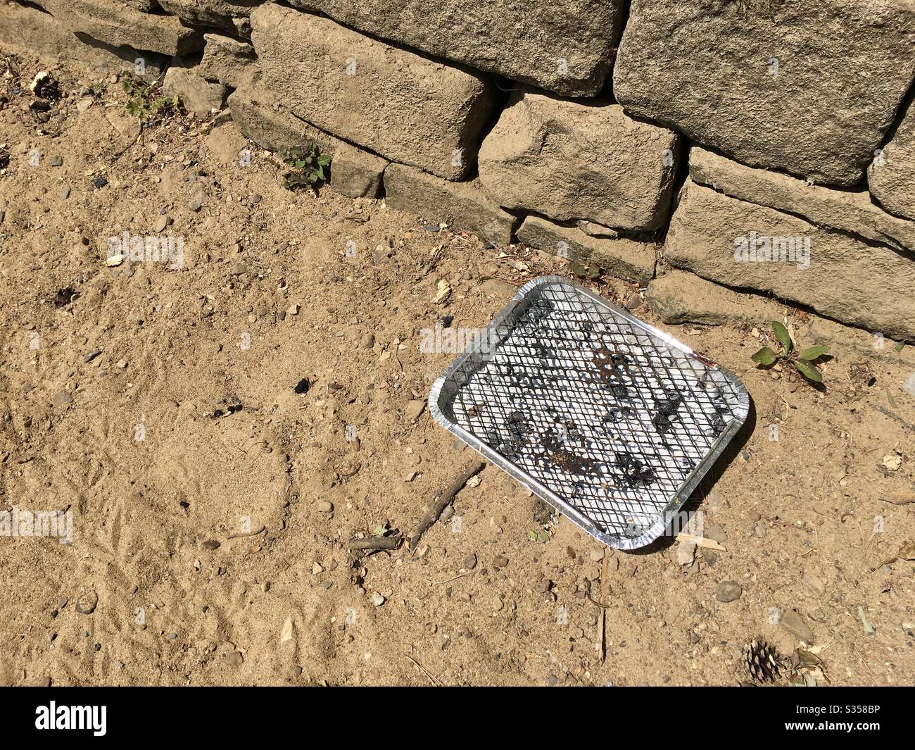 Barbecue usa e getta a terra - Immagine stock catturata con smartphone