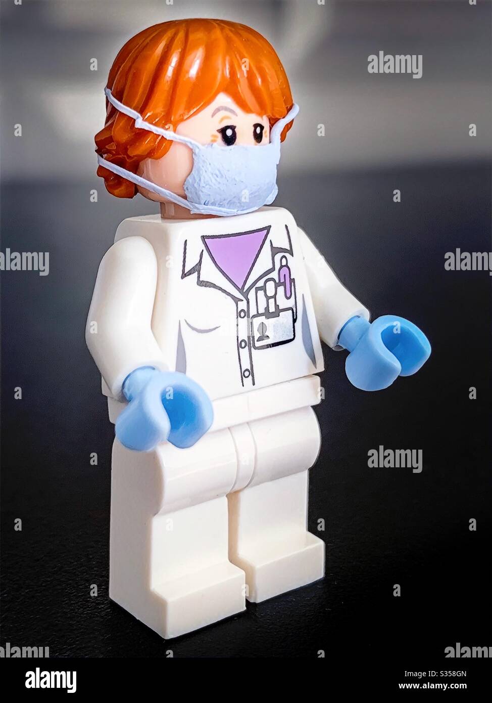 Operaio ospedaliero LEGO con maschera facciale protettiva. Protezione  contro l'infezione da coronavirus covid-19. Maschera di protezione  antivirus Foto stock - Alamy