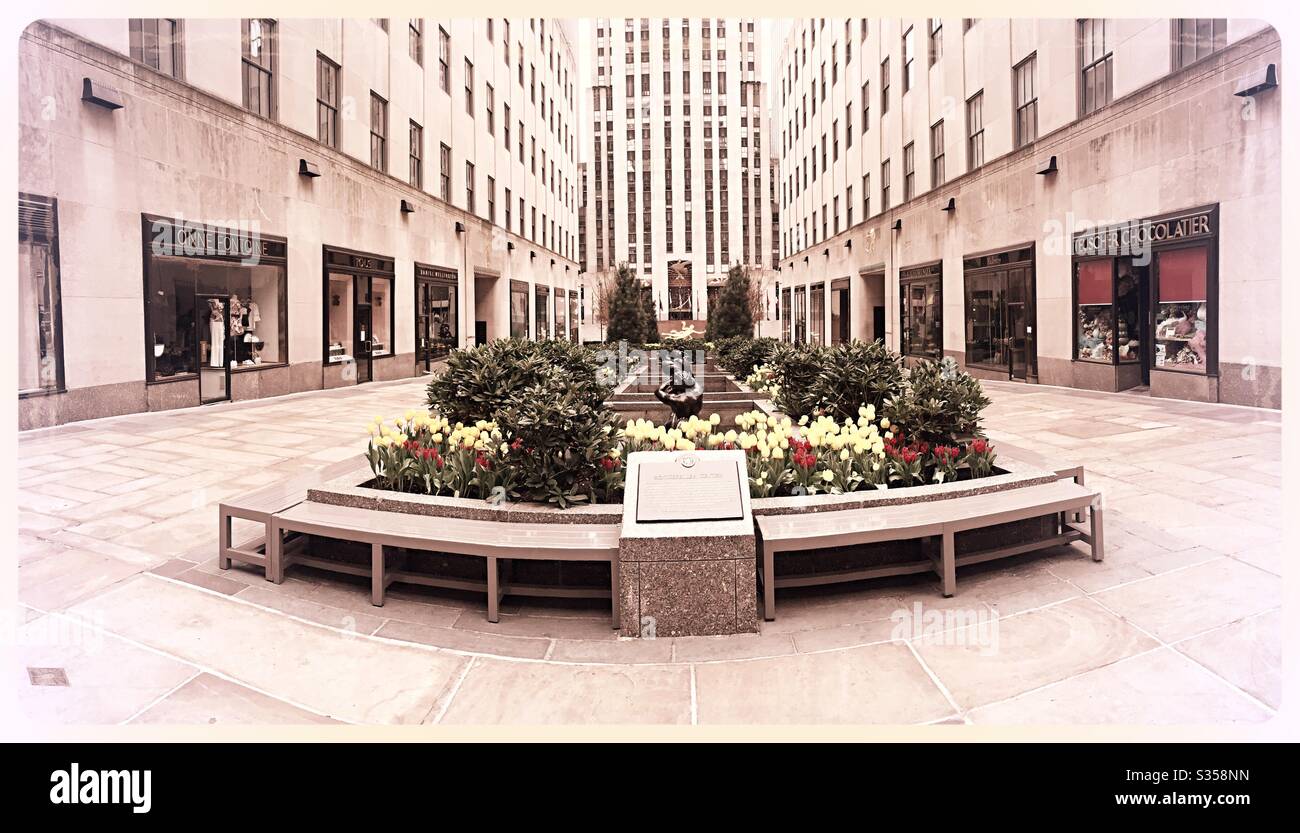 I Channel Gardens e Promenade del Rockefeller Center sono deserte a causa delle sanzioni causate dalla pandemia di coronavirus, aprile 2020, NYC, USA Foto Stock
