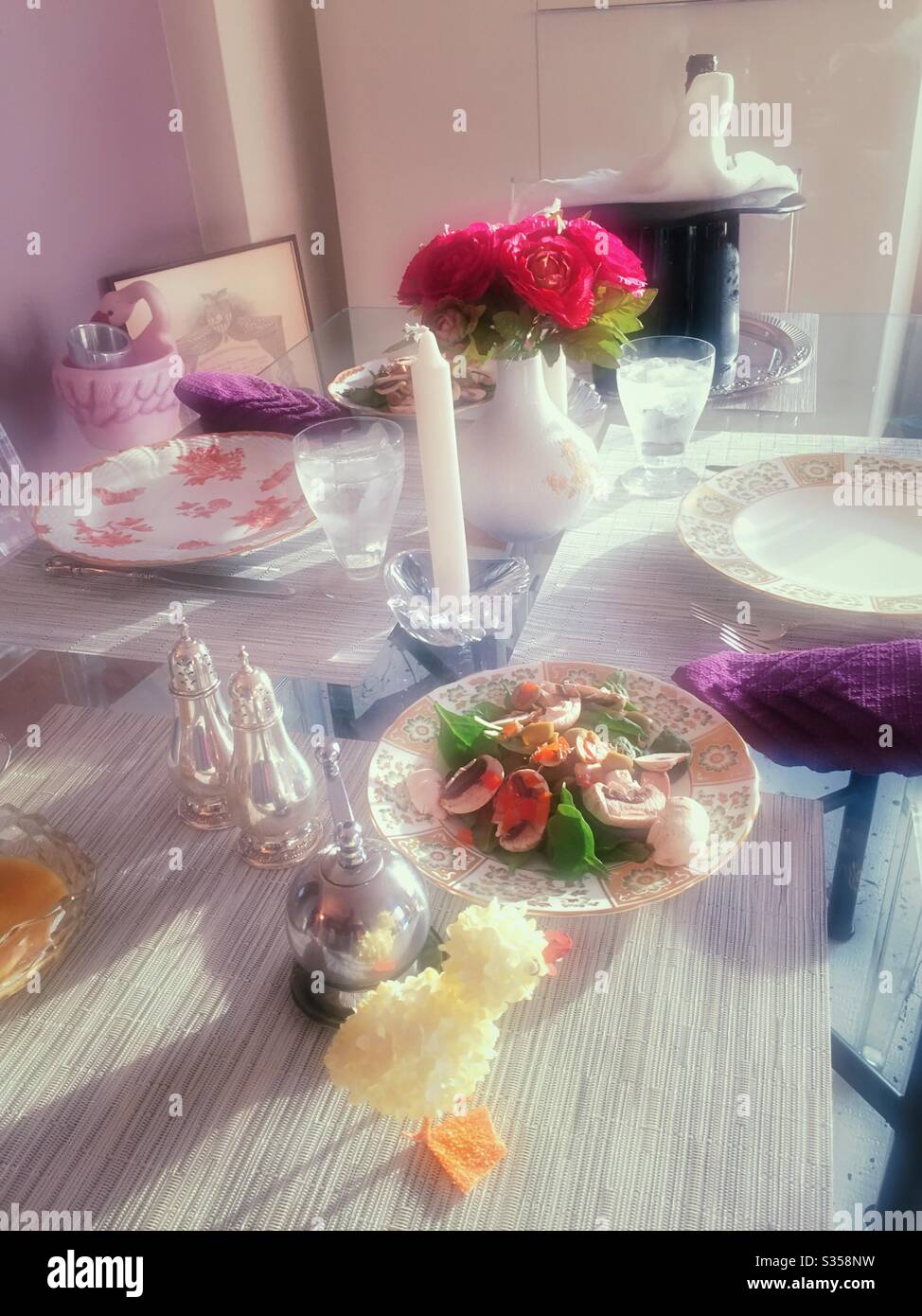 Tabella UN tavolo di Pasqua festivo cena caratteristiche Cina, argento e ornamentale anatroccolo e coniglietto, USA - Immagine stock catturata con smartphone