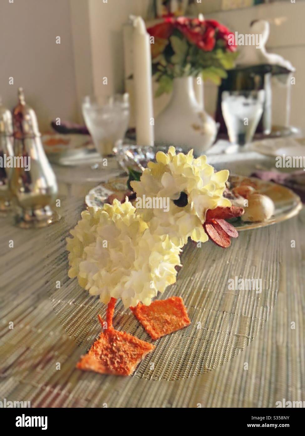 Un tavolo per la cena di Pasqua festosa presenta un luminoso decor di anatroccolo pasquale, USA - Immagine stock catturata con smartphone