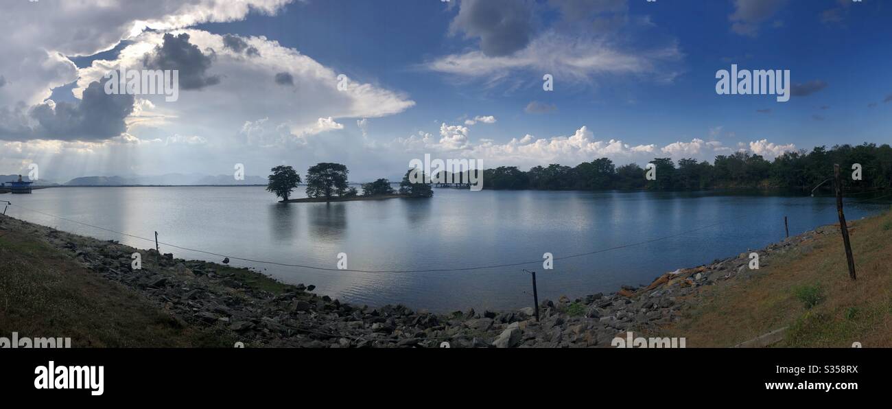 Lago nel Parco Nazionale di Udawalawe in Sri Lanka Foto Stock