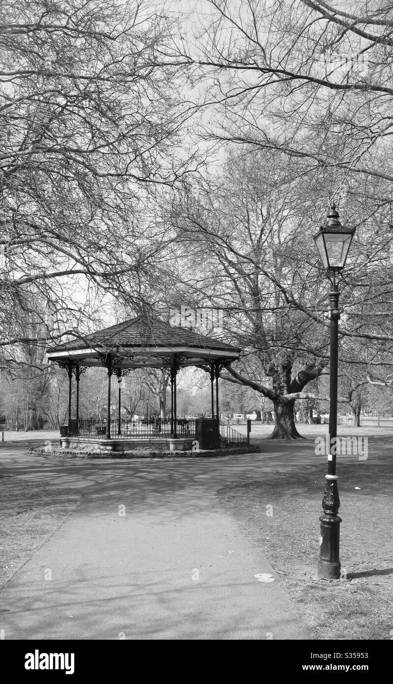 Bedford Bandstand sul Great River Ouse durante il blocco COVID-19. Bedford, Bedfordshire, Inghilterra, Regno Unito. Aprile 2020 Foto Stock