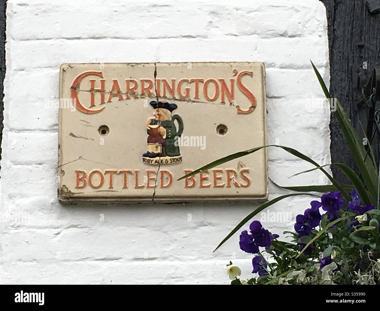 Il vecchio segno / cartello birra in bottiglia di Charrington Foto Stock