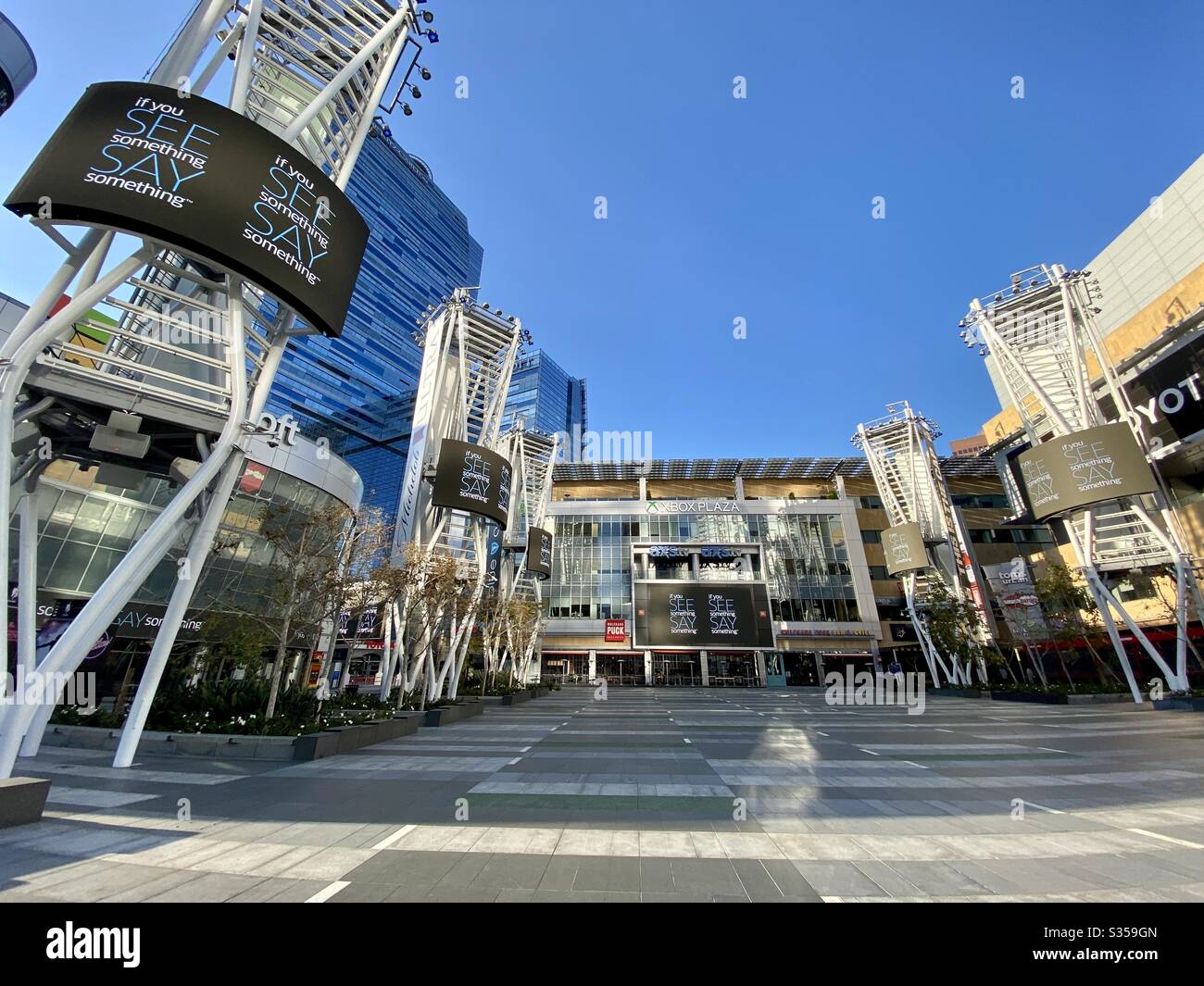 LOS ANGELES, CA, MAR 2020: Cortile vuoto presso i locali DI intrattenimento LA Live durante gli ordini di "casa" del coronavirus. Include un cartello con la dicitura "qualcosa di dire qualcosa", nell'area di South Park del centro città Foto Stock