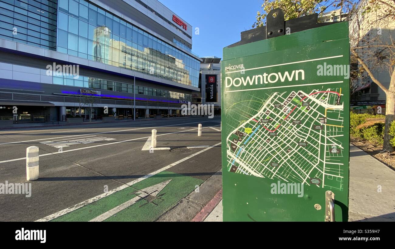 LOS ANGELES, CA, MAR 2020: strada con piste ciclabili accanto alla mappa Discover Downtown in mostra nella zona di South Park, vicino A LA Live e ai luoghi di intrattenimento e sport dello Staples Center - Immagine stock catturata con smartphone