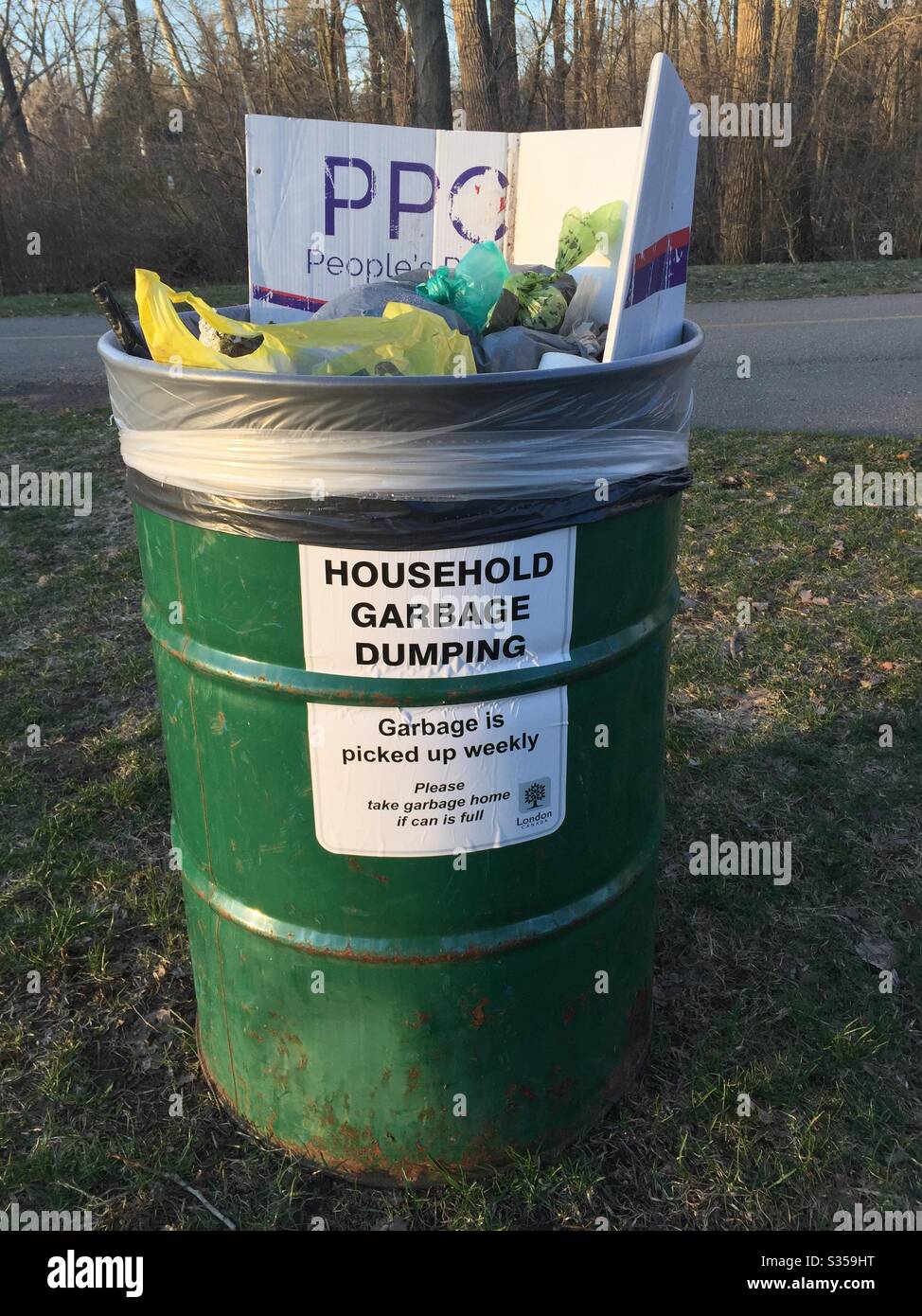 Messaggio invertito. NO nel segno è coperto dal labbro del sacco per rifiuti, in modo da diventa un invito a scaricare rifiuti domestici. Foto Stock