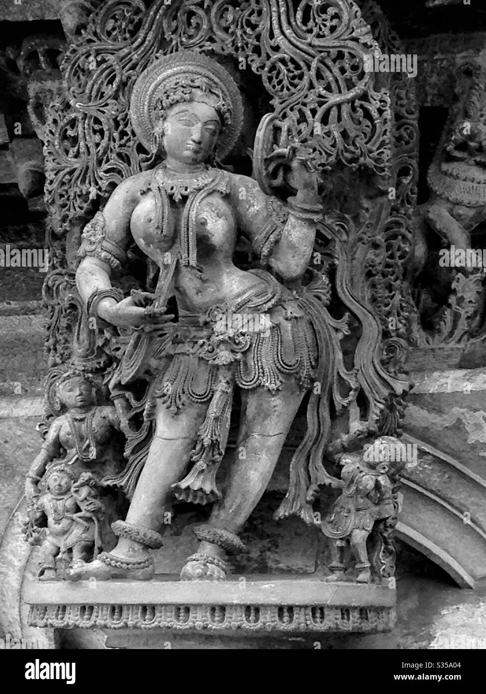 Bellezza con specchio una delle sculture più popolari dal tempio di Chennakeshava a Belur, India. Foto Stock