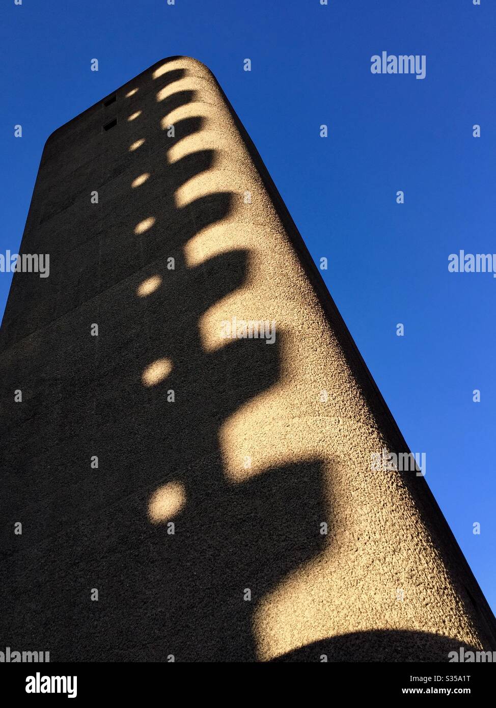 Ombre di prima mattina al Barbican, Londra - Immagine stock catturata con smartphone
