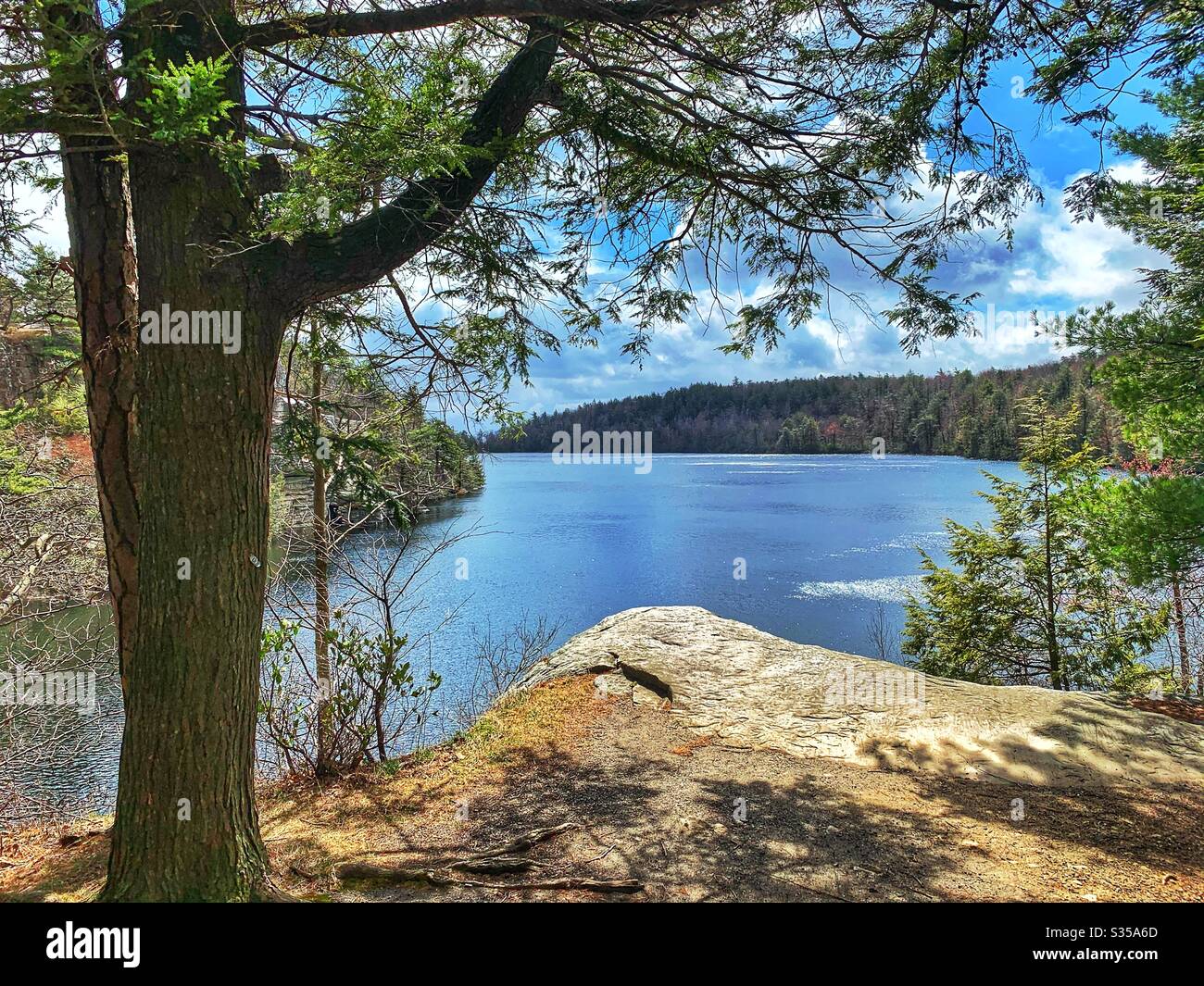 Vista del Minnewaska New York state Park, ora gratuito a causa della pandemia di covid19 - Immagine stock catturata con smartphone