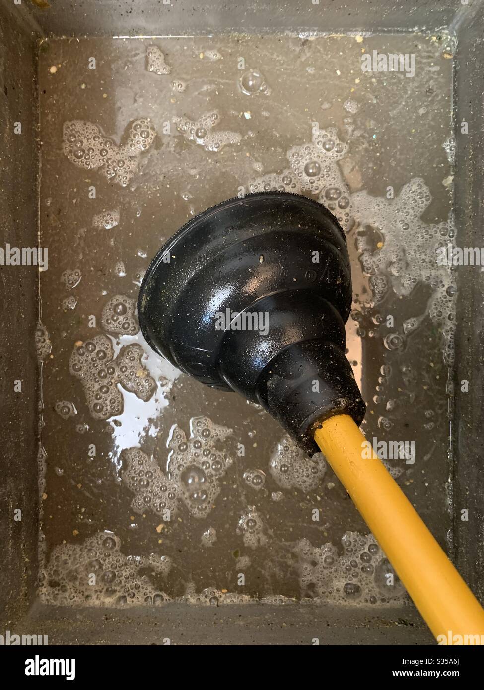 Lavandino da cucina con stantuffo - Immagine stock catturata con smartphone