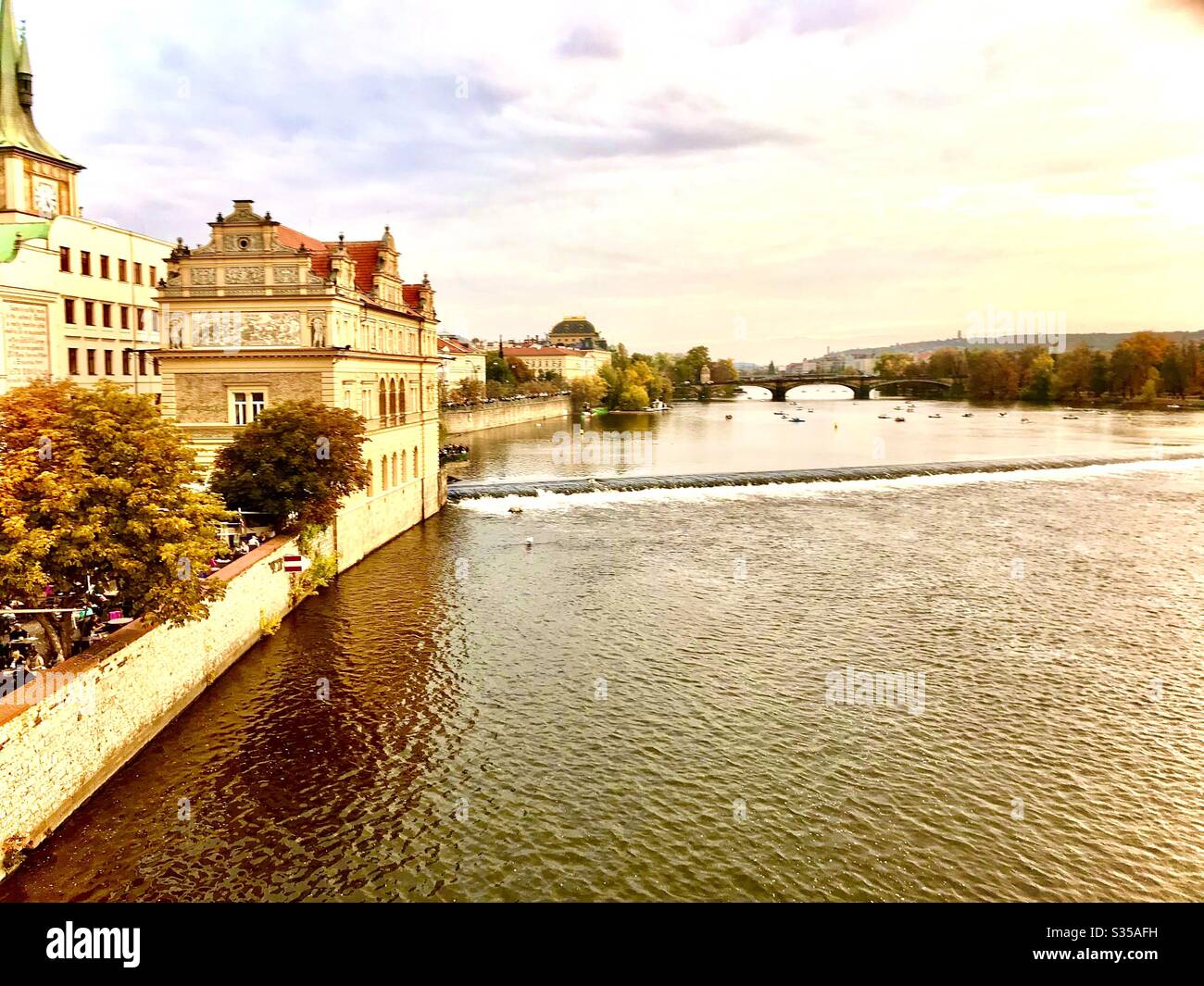 Vista di Praga dal ponte in serata - Immagine stock catturata con smartphone