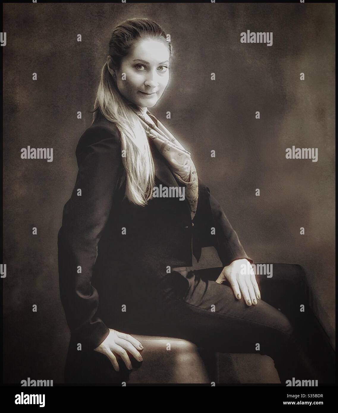 Ritratto di una giovane donna alla moda. - Immagine stock catturata con smartphone