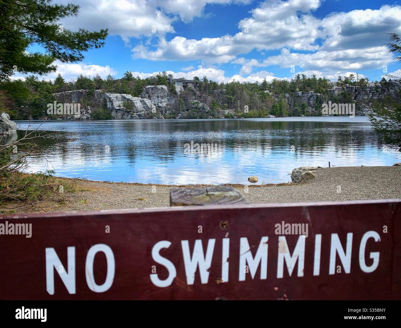New York state Park, vista lago non per nuotare - Immagine stock catturata con smartphone