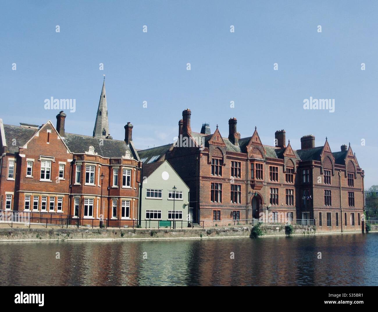 Bedford Country Court sul Great River Ouse a Bedford, Bedfordshire, Inghilterra, Regno Unito. Aprile 2020. Foto Stock