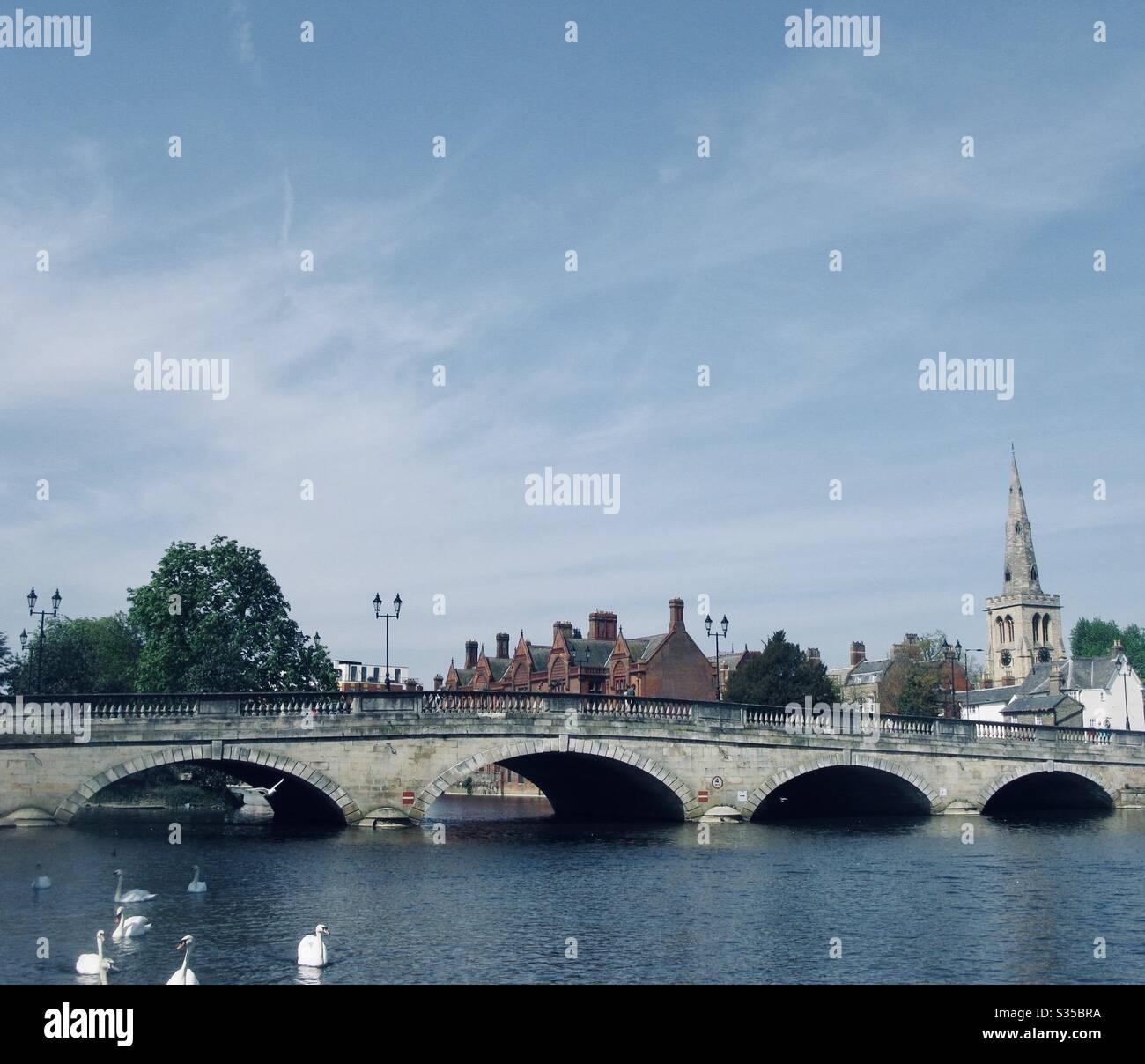 Ponte Bedford sul Grande Fiume Ouse con la Chiesa di San Paolo sullo sfondo. Bedfordshire, Inghilterra, Regno Unito. Aprile 2020. Foto Stock