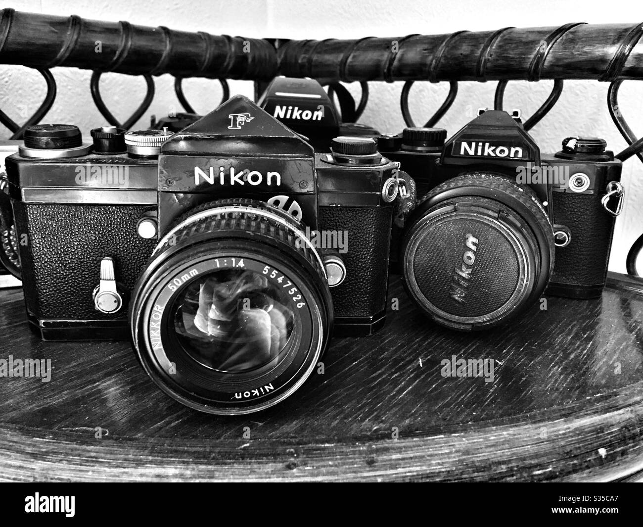 Vecchia fotocamera Nikon F e una Nikon FM2 Foto Stock