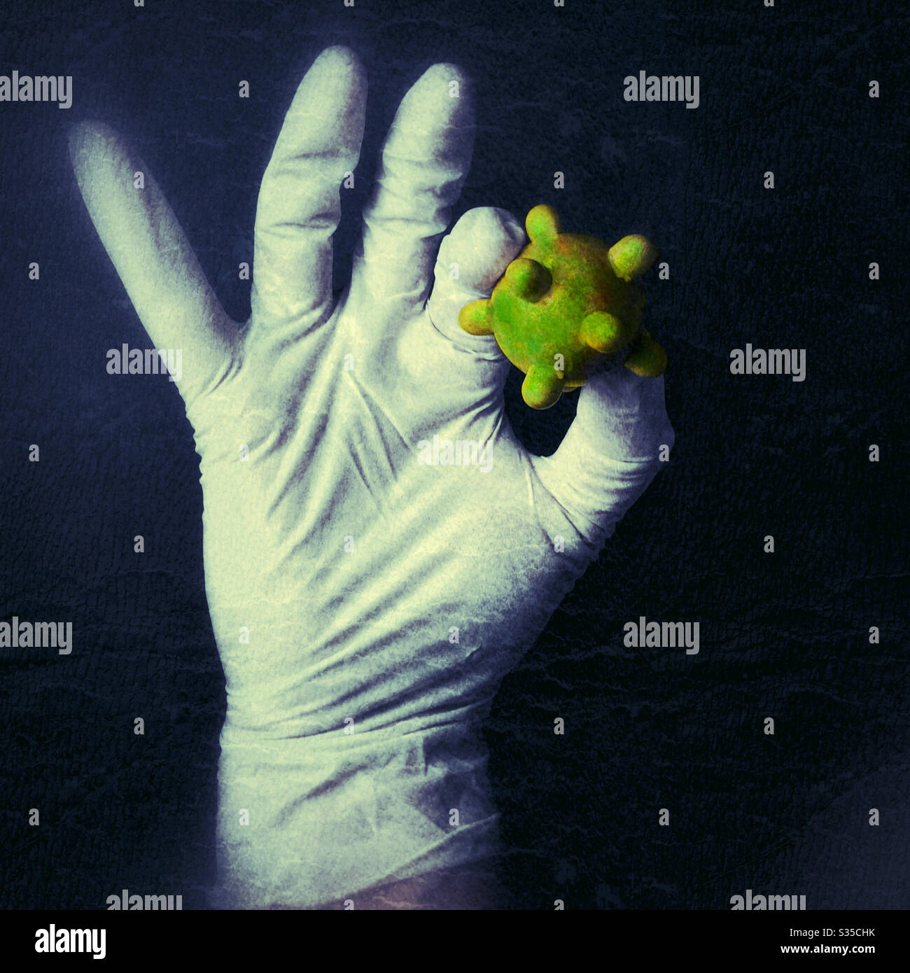 La mano con guanti in lattice contiene un corronavirus COVID-19 oversize - Immagine stock catturata con smartphone