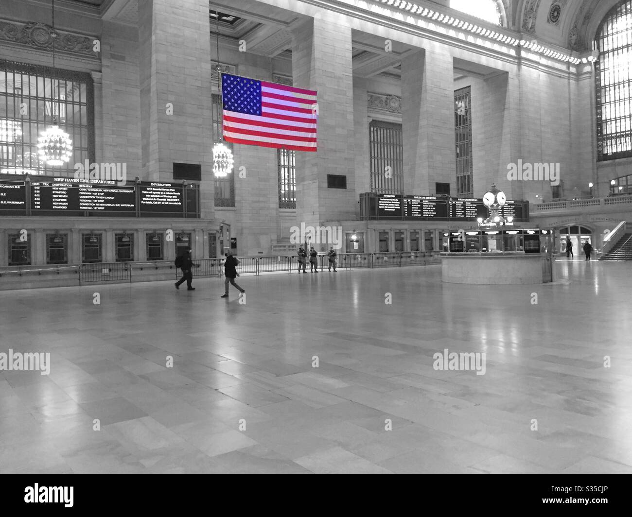 Il Grand Central Terminal è quasi abbandonato a causa delle sanzioni imposte dalla pandemia di coronavirus, aprile 2020, NYC, USA - Immagine stock catturata con smartphone