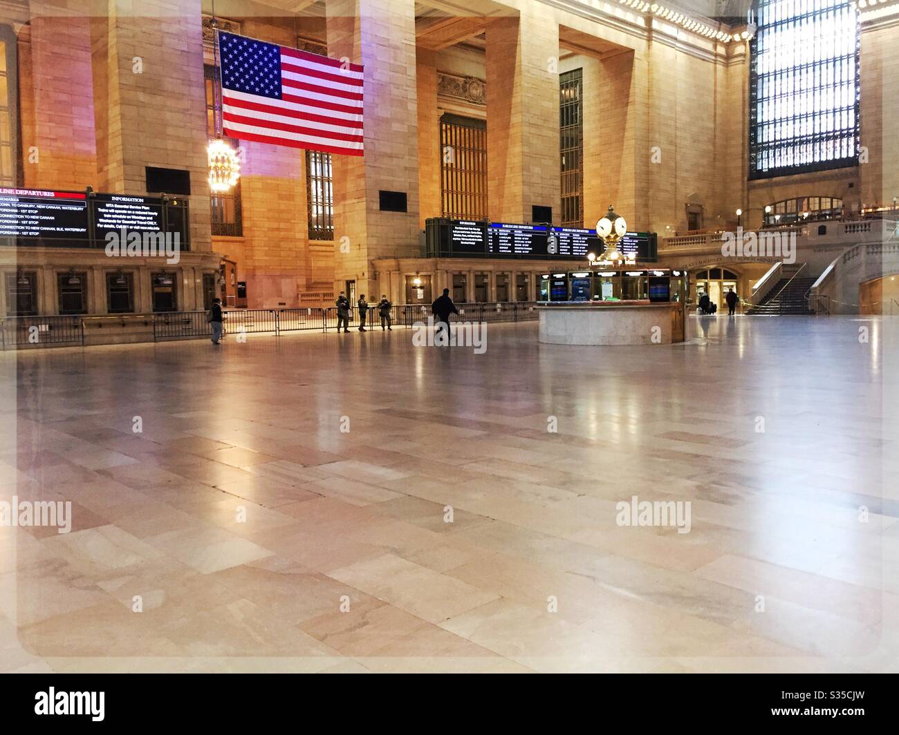 Il grande Concorso del Grand Central Terminal è quasi abbandonato a causa delle sanzioni imposte dalla pandemia COVID-19, aprile 2020, NYC, USA - Immagine stock catturata con smartphone
