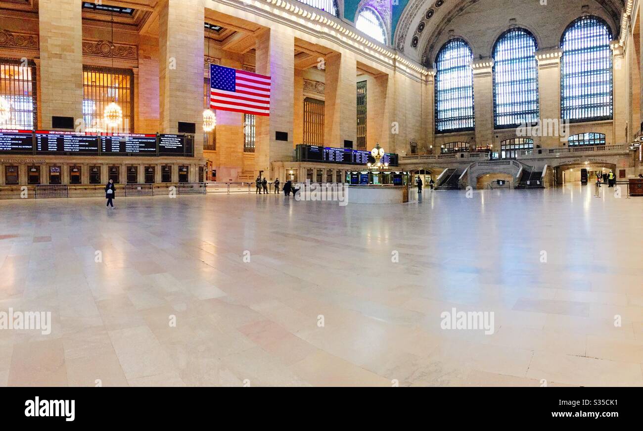 Il Grand Central Terminal è quasi deserte a causa della pandemia di coronavirus, aprile 2020, NYC, USA - Immagine stock catturata con smartphone