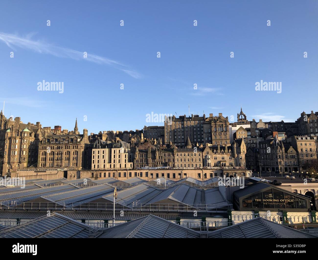 Vista della città vecchia di Edimburgo e della stazione ferroviaria di Waverley, aprile 2020 Foto Stock