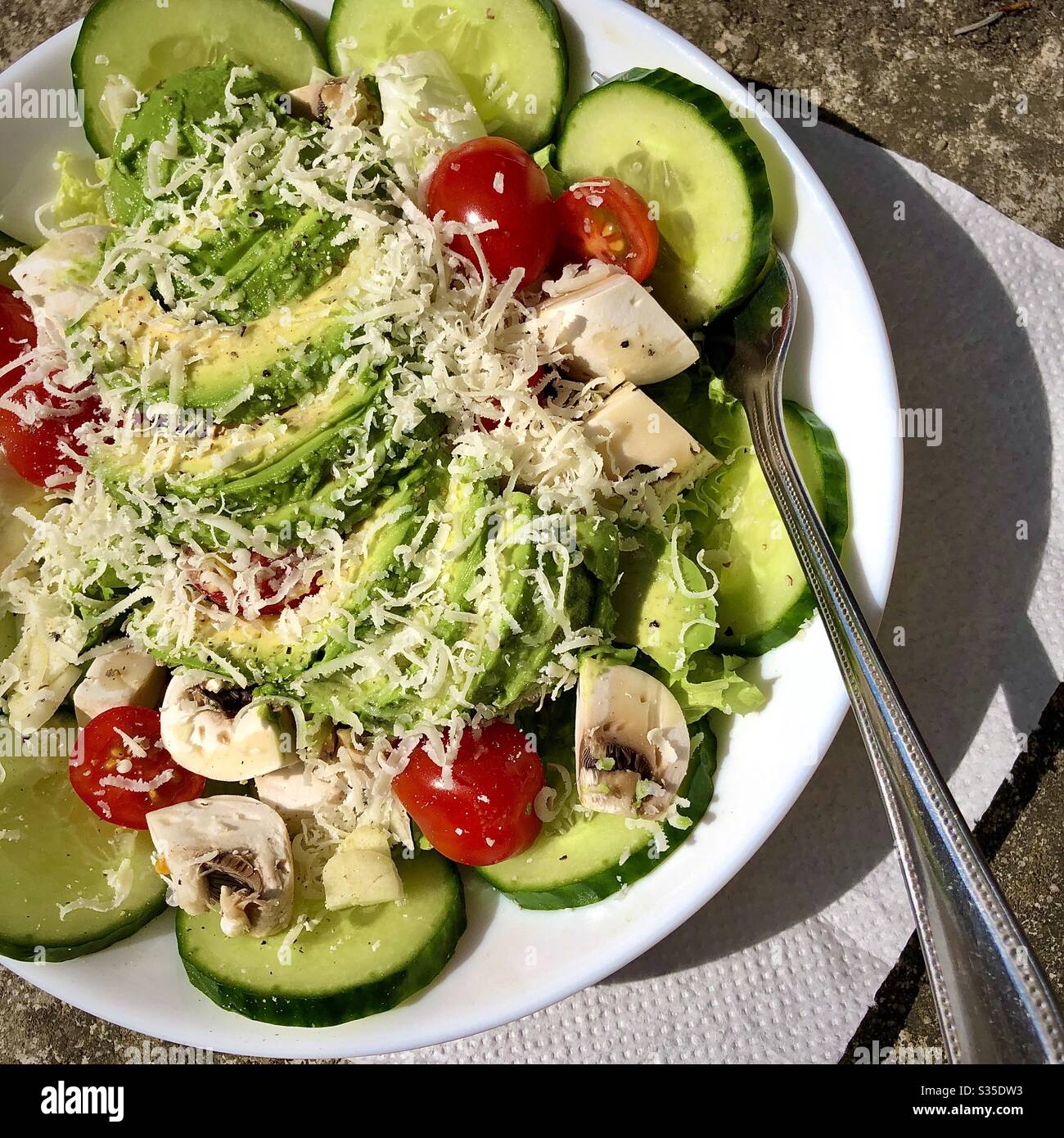 Piatto di pranzo vegetariano con insalata fresca. - Immagine stock catturata con smartphone
