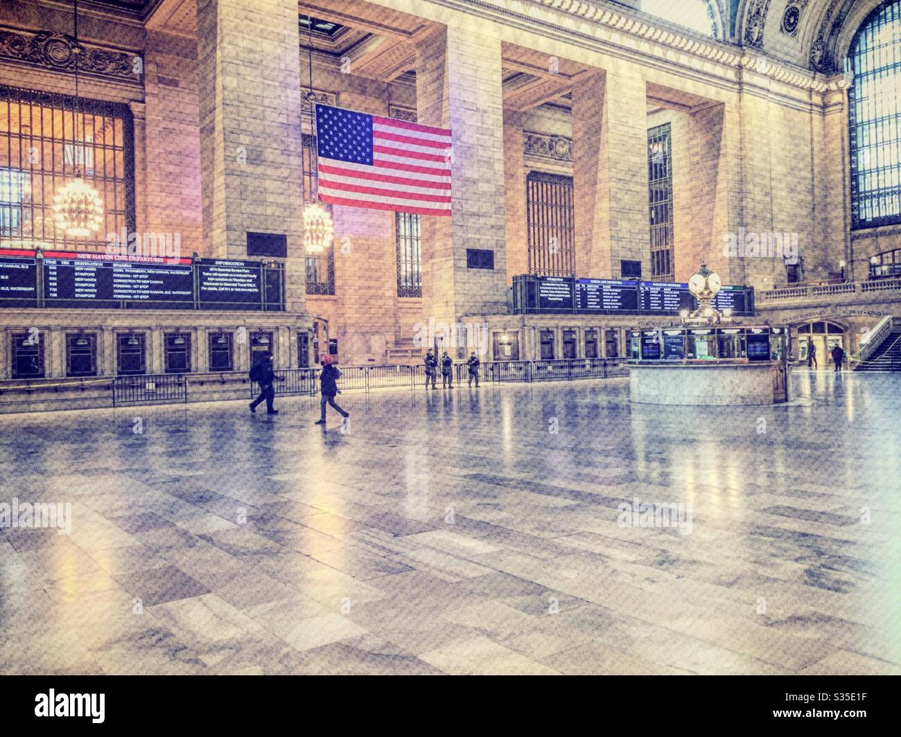 Il grande atrio del Grand Central Terminal è quasi vuoto a causa delle sanzioni causate dalla pandemia COVID-19 del 2020, NYC, USA - Immagine stock catturata con smartphone